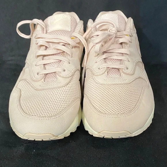 Nike Unisex Air Max Sneakers in Light tan size 10.5 woman size 8.5 men’s - Picture 2 of 6
